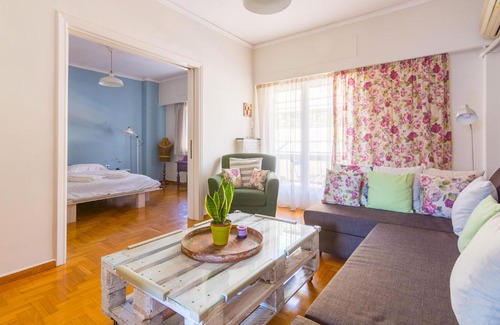 Athens City Centre Apartment | Floral and Stylish apt for 4ppl next to metro