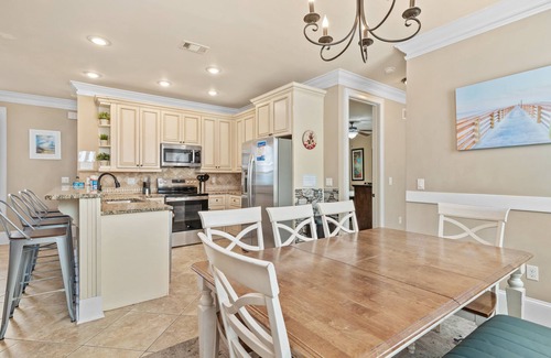Villages of Crystal Beach House | 👑Four King Beds-Lagoon Pool-Hot Tub-Beach Trolley- 5BR House of Kings👑