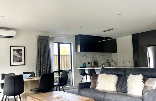 Arthur's Point House | Gallerie Coronet in Arthurs point