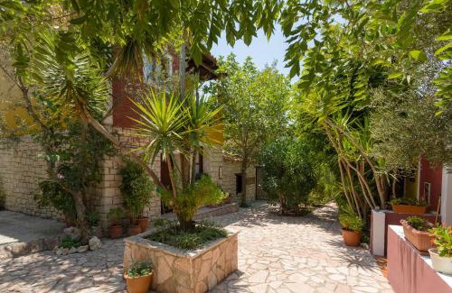 Kalamaki Apartment | Garden of Eden