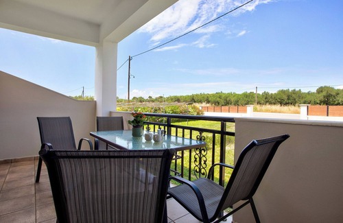 Alykes Apartment | Holiday Apartment "Tropical 4" with Shared Garden, A/C & Wi-Fi