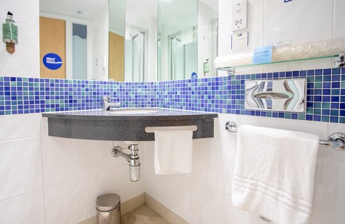 Dunfermline Hotel | Holiday Inn Express Dunfermline by IHG