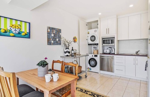 Geilston Bay Apartment | Karinya Apartment. Waterfront Views 2 Bed, 2 Bath.
