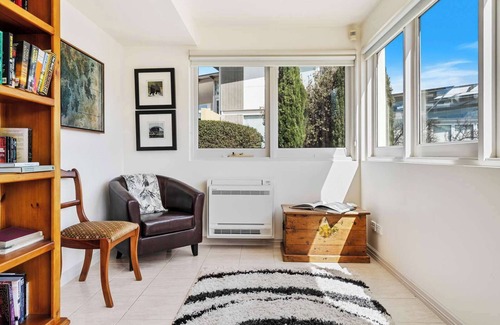 Geilston Bay Apartment | Karinya Apartment. Waterfront Views 2 Bed, 2 Bath.