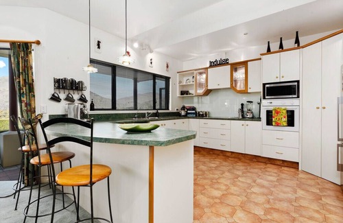Lowburn Cottage | Kawarau Bay View - Cromwell Holiday Home