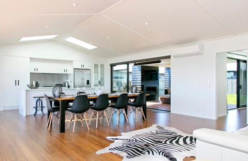 Rainbow Point House | Lakeside Estate - Rainbow Point Holiday Home