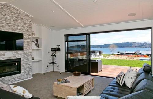 Rainbow Point House | Lakeside Estate - Rainbow Point Holiday Home