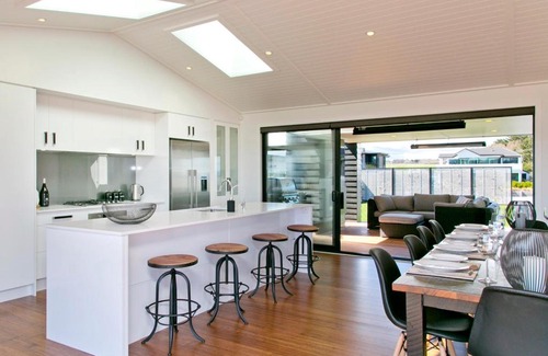 Rainbow Point House | Lakeside Estate - Rainbow Point Holiday Home