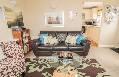 Melrose Cottage | LITTLE GEM LODGE, pet friendly, with a garden in St Boswells