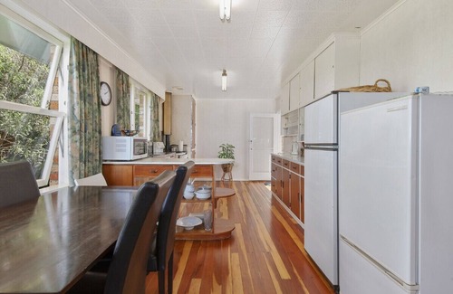 Taupo House | Lofty Lakeviews - Acacia Bay Holiday Home