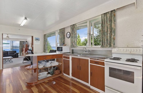Taupo House | Lofty Lakeviews - Acacia Bay Holiday Home