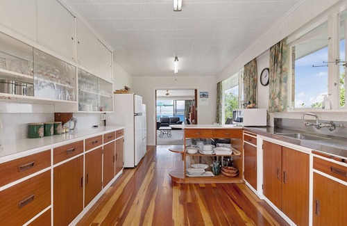 Taupo House | Lofty Lakeviews - Acacia Bay Holiday Home