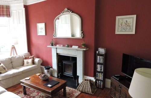 Leith Apartment | Log Fire City Center Apartment - Free logs provided