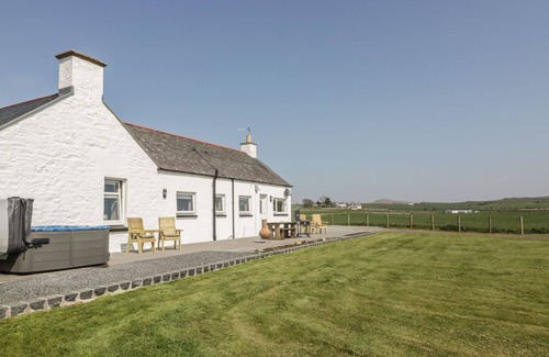 Newton Stewart Cottage | LONGFORTH FARM COTTAGE, family friendly, with hot tub in Glenluce