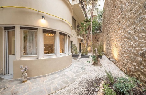 Athens City Centre Apartment | Lovely apartment for couples with garden