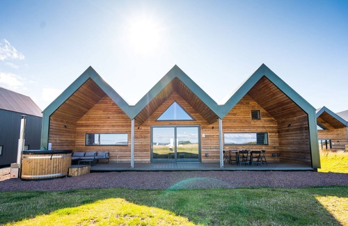 North Berwick Villa | Luxury 3 Bedroom Lodge with Hot Tub