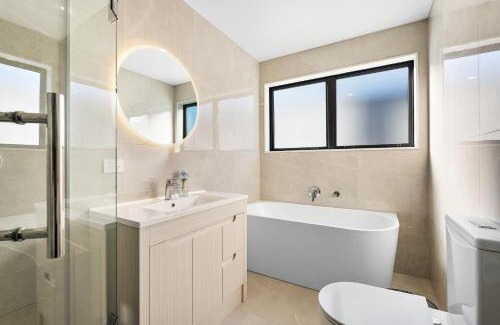 Sunnynook Villa | Luxury 4 BR Retreat 4 bath with 3 Master Suites and Kids' Playroom