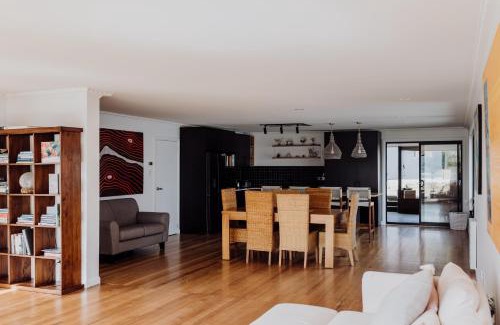 St Helens House | Luxury Coastal Retreat - Short Stroll to St Helens