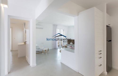 Koundouros Apartment | Modern family home with a sea view and swimming pool