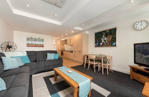 Mount Maunganui Apartment | Modern Mount apartment in top location