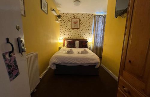 Coldstream Bed & Breakfast | Modern Rooms with SELF Check-In The Castle, Coldstream