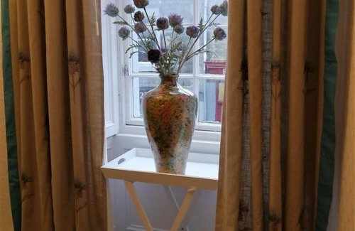 Selkirk Cottage | Montrose Apartment - an apartment that sleeps 3 guests in 2 bedrooms
