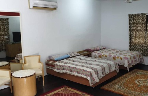Merbau Sempak Cabin | Mri Homestay Sg Buloh - Studio Unit with Chargeable Private Pool
