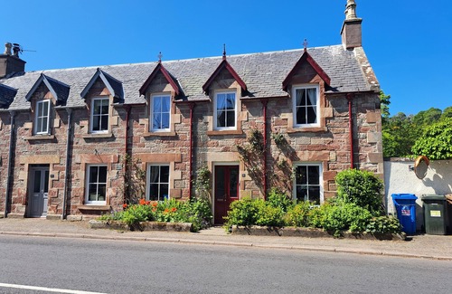 Fortrose Cottage | Newly renovated Character Cottage close to the beach