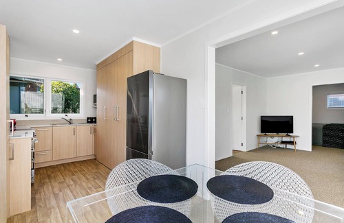 Taupo House | *No Service Fee* Across the Lake - Walk to Town