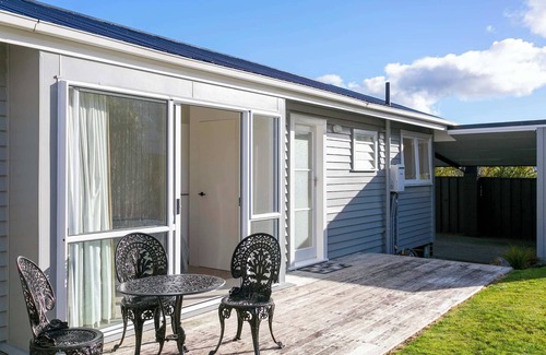 Taupo House | *No Service Fee* Across the Lake - Walk to Town