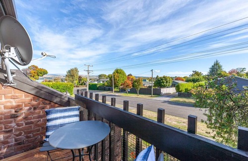 Taupo House | *No Service Fee!* Walk to the Lake & Town Centre