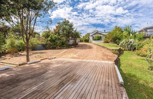 Oneroa House | Oneroa Village location