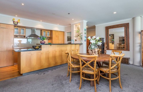Auckland Central Business District Apartment | QV Waterfront Apt with AC Wifi and Parking (941)