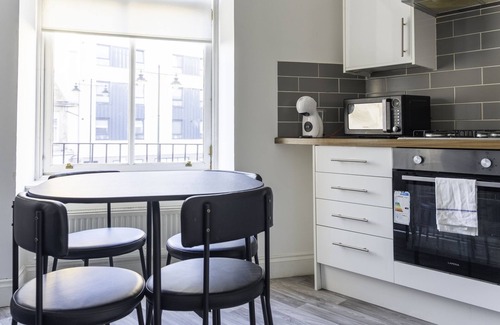 Airdrie Apartment | Refreshing Modern Apartment in Airdrie