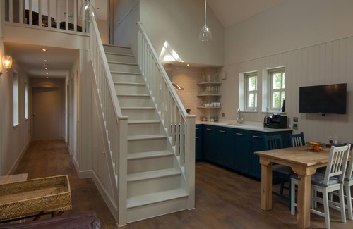 Strathcarron Cottage | Remote & awe-inspiring Sealgair Cottage. Pet-friendly, log burner, lochside.