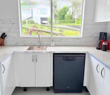 Johnsonville Apartment | Renovated Entire 2BR Flat, Comfort, Scenic Views, Free Parking & 10 min to Ferry