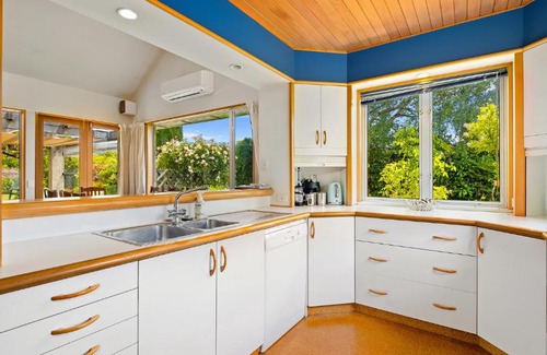 Wanaka House | Right on the Lake - Wanaka Holiday Home