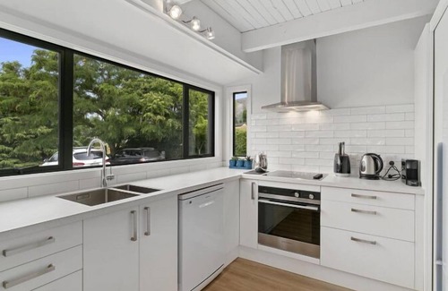 Wanaka House | Rippon Lea - Wanaka-Relax and unwind, or set out on an adventure