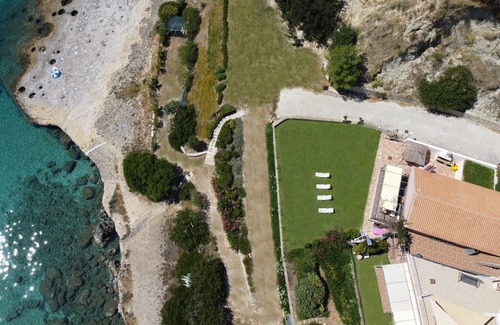 Karavados Villa | Seafront luxury 3 bedroom villa