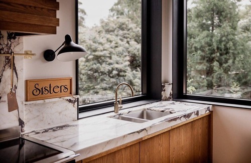 Spring Beach House | 'Sisters' - Cliff top cabin with hot tub