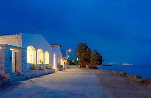 Skaleta Villa | Sky Beachfront Villa with private pool