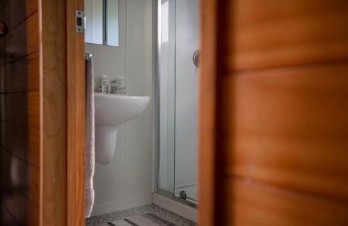 Rotorua Hostel | Smoke Lake Hot Springs Lodge & Camp