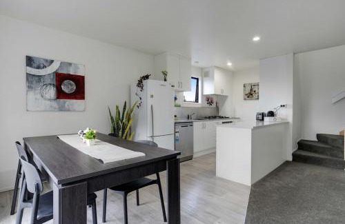 Grafton Apartment | Spacious 2BR Garage 1 Stop on train to Eden Park