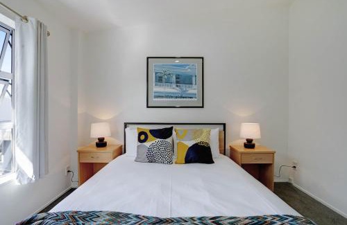 Grafton Apartment | Spacious 2BR Garage 1 Stop on train to Eden Park