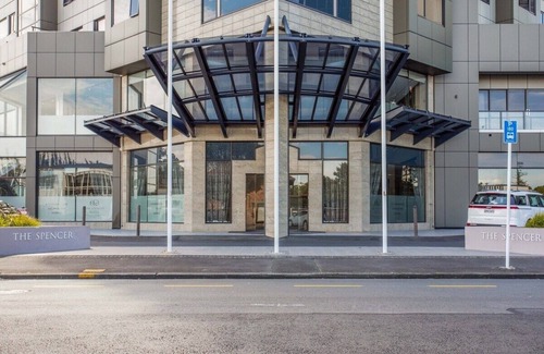 Takapuna Apartment | Spacious Luxury 1BR Great Views