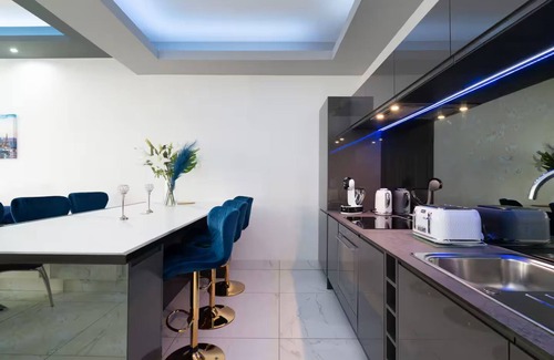 Tollcross Apartment | Spacious Modern City Centre Apartment with Castle View