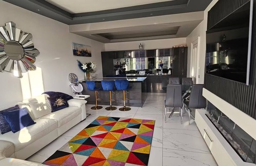 Tollcross Apartment | Spacious Modern City Centre Apartment with Castle View