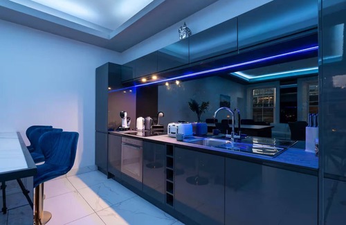 Tollcross Apartment | Spacious Modern City Centre Apartment with Castle View