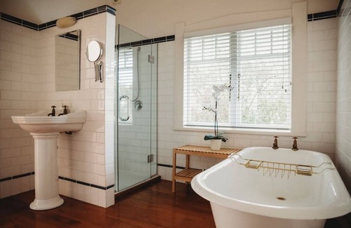 Oneroa House | Step into this beautiful vintage villa and relax – your holiday has begun.