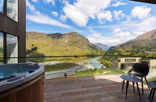 Arthur's Point House | Stunning Mountain Views in Queenstown-Hot tub